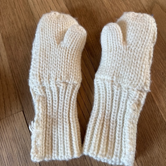 Bundle winter hat and mittens - Picture 4 of 5